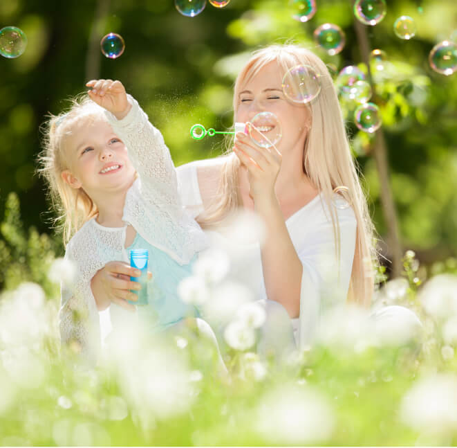 אמא וילדה בלבן בשדה פרחים