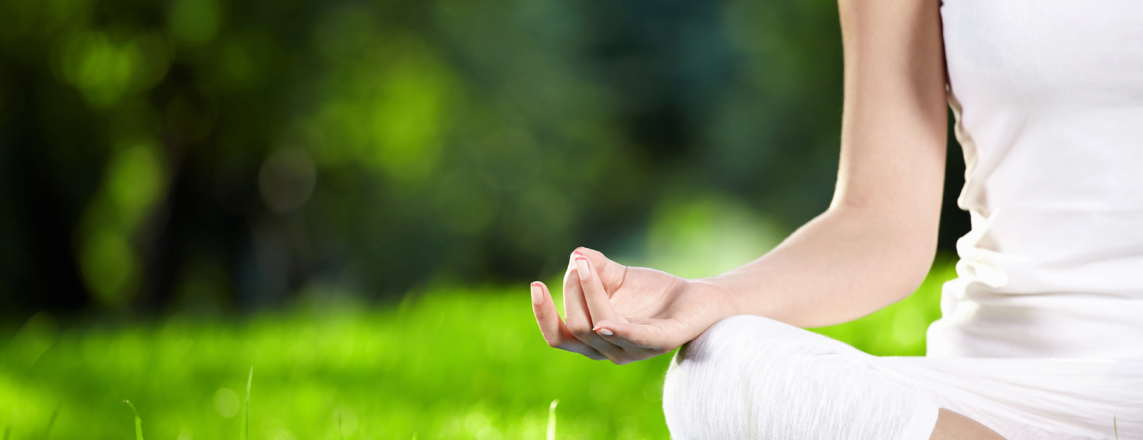 אישה יושבת במדיטציה-מדיטצית מתנת רוח