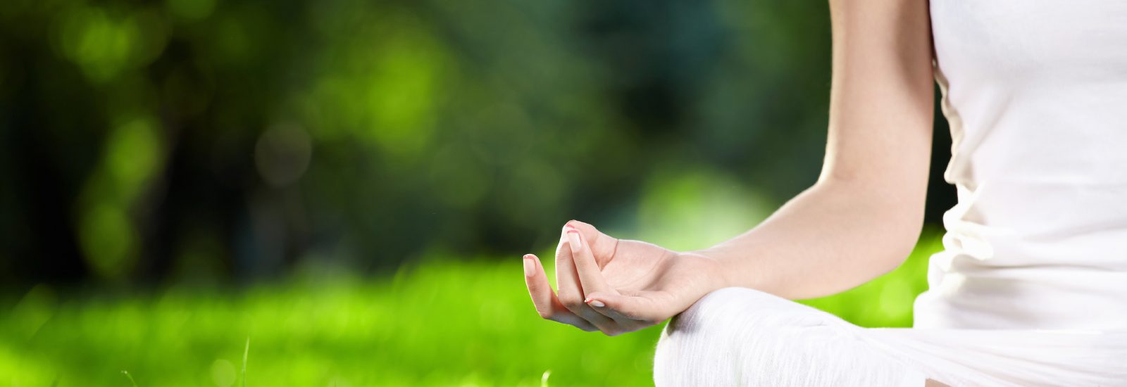 אישה יושבת במדיטציה-מדיטצית מתנת רוח